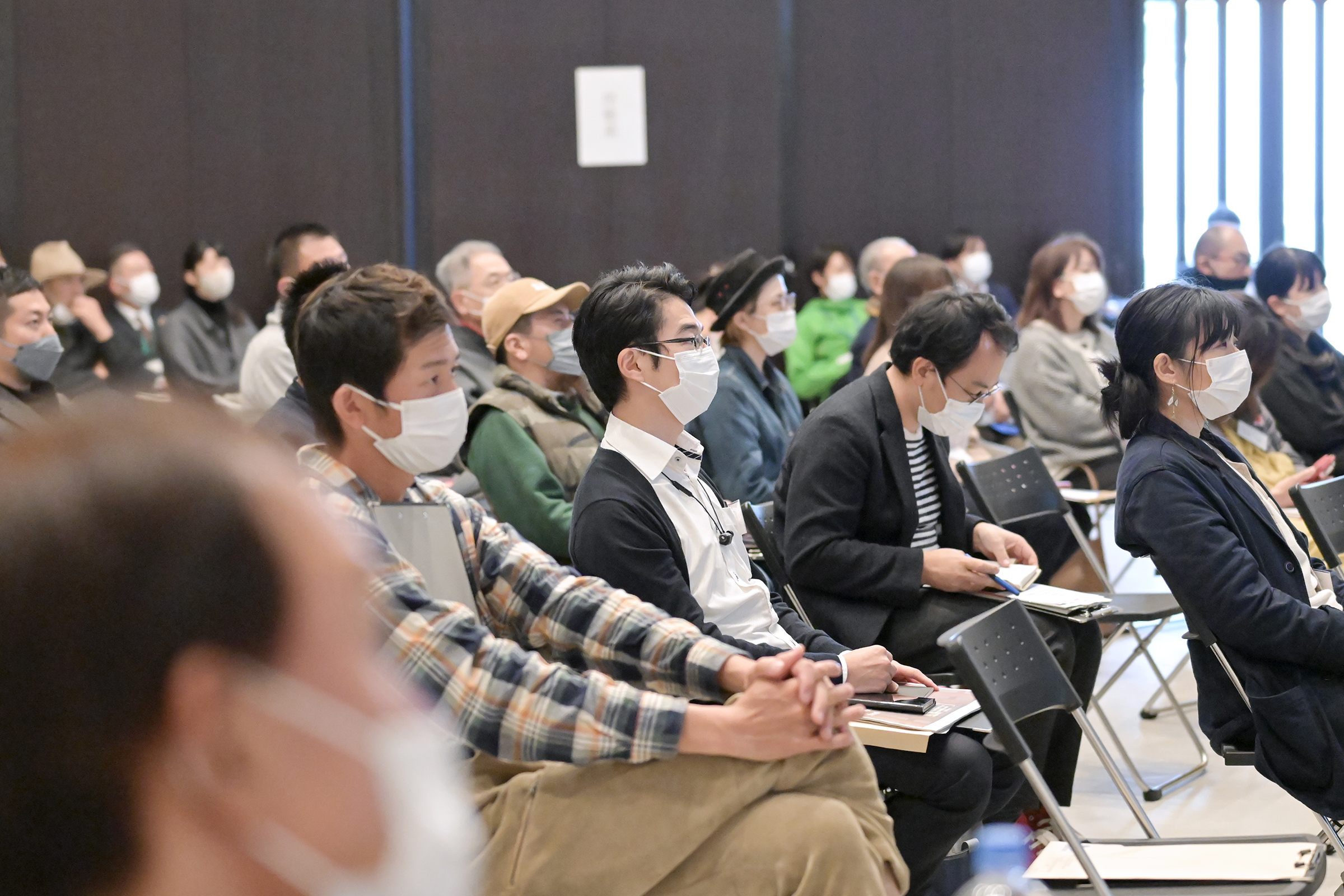 講演を聞き入る受講生